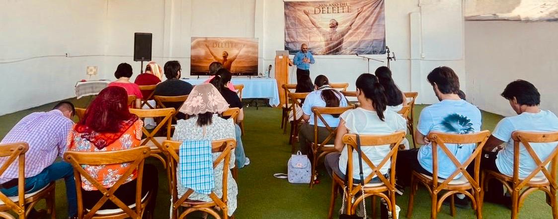 Congregación adorando en unidad